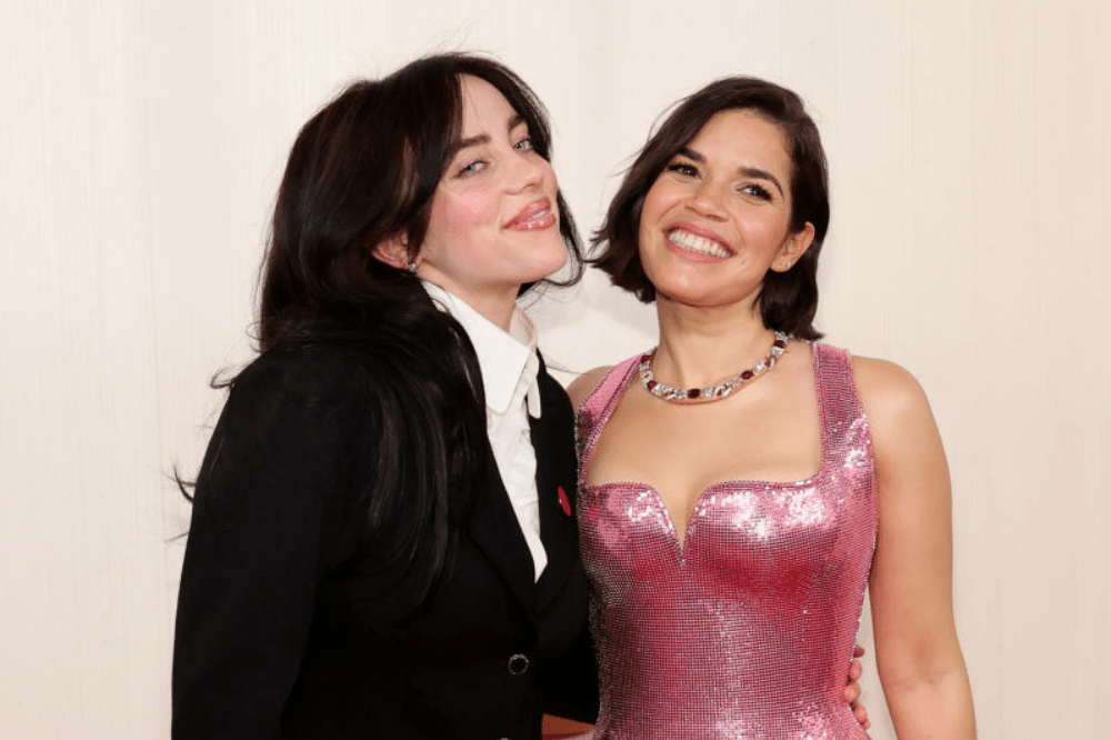 America Ferrera e Billie Eilish posam juntas no tapete vermelho do Oscar