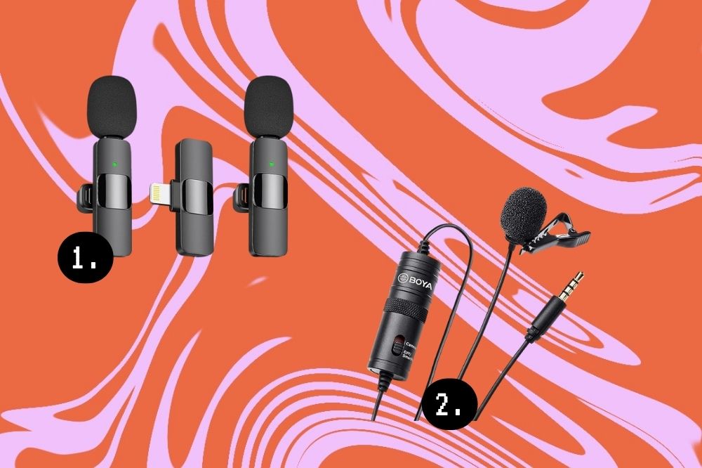 12 acessórios e equipamentos que vão deixar seus vídeos mais profissionais Em fundo roxo e laranja, há kits de mini microfone.