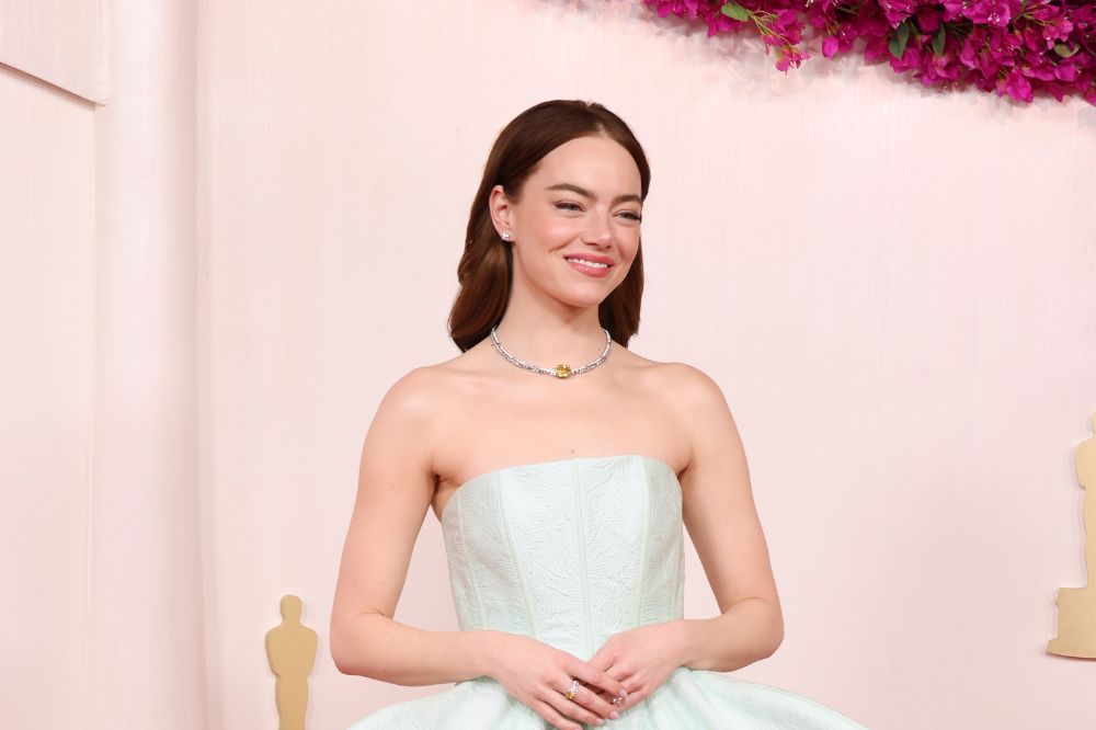 Look de Emma Stone faz referência ao filme Pobres Criaturas no Oscar 2024