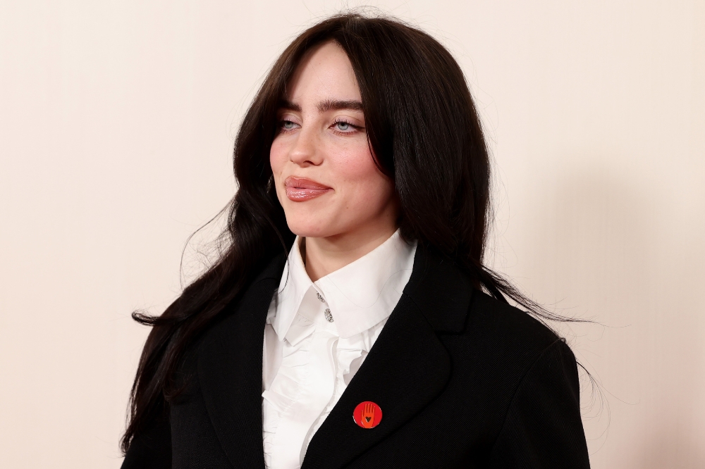 Billie Eilish resgata anos 1970 com look ‘preppy’ no Oscar 2024