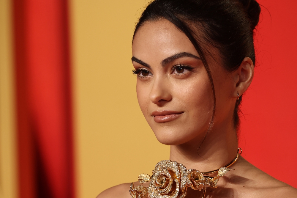 Camila Mendes usa vestido com rosas de cristal na after party do Oscar