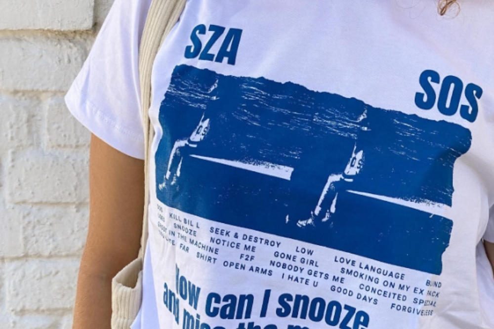 Indicamos onde comprar camisetas da SZA para montar look do Lollapalooza