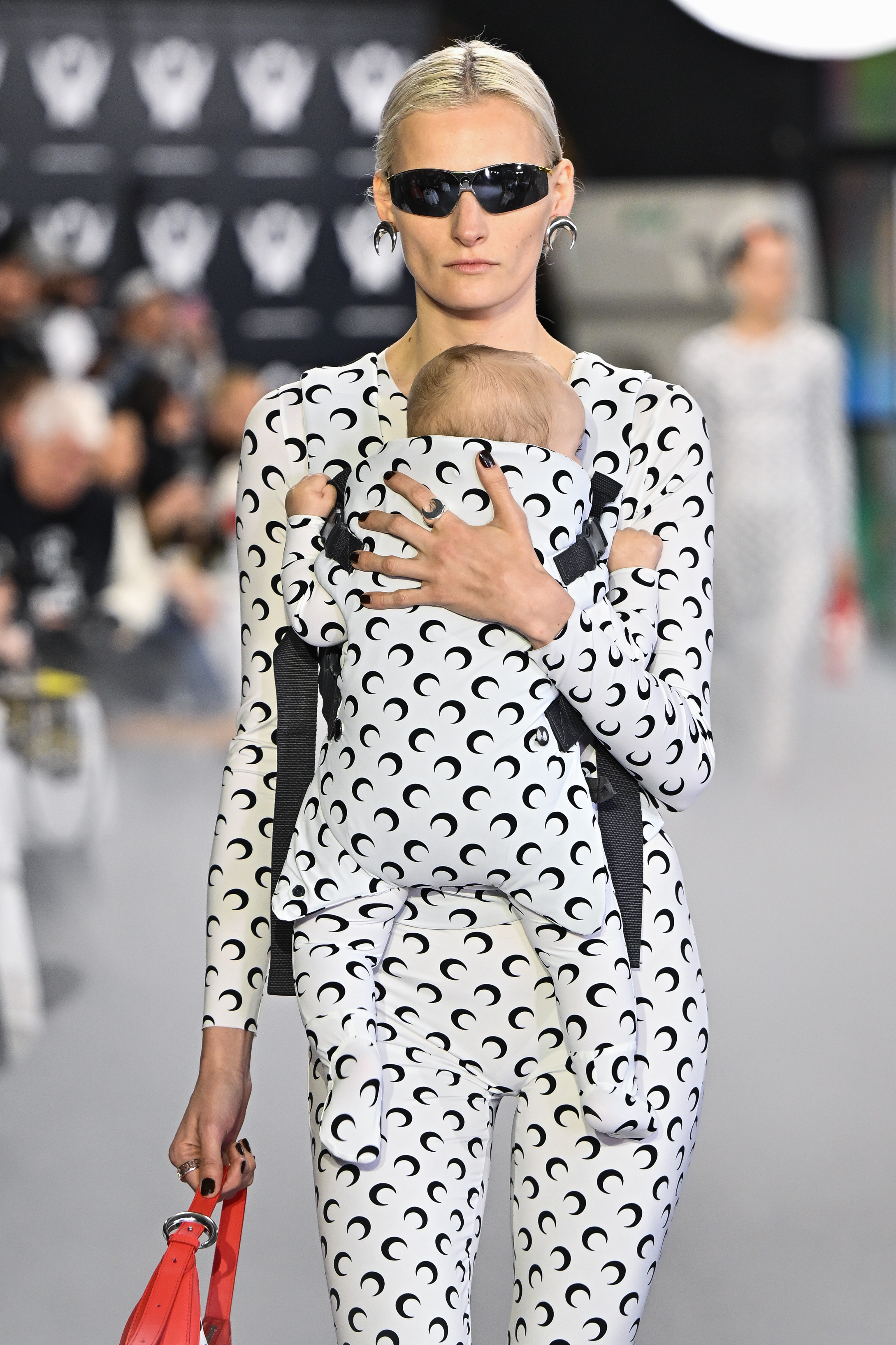 Marine Serre : Runway – Paris Fashion Week – Womenswear Fall/Winter 2024-2025 Desfile de outono-inverno 2024-2025 da Marine Serre na semana de moda de Paris