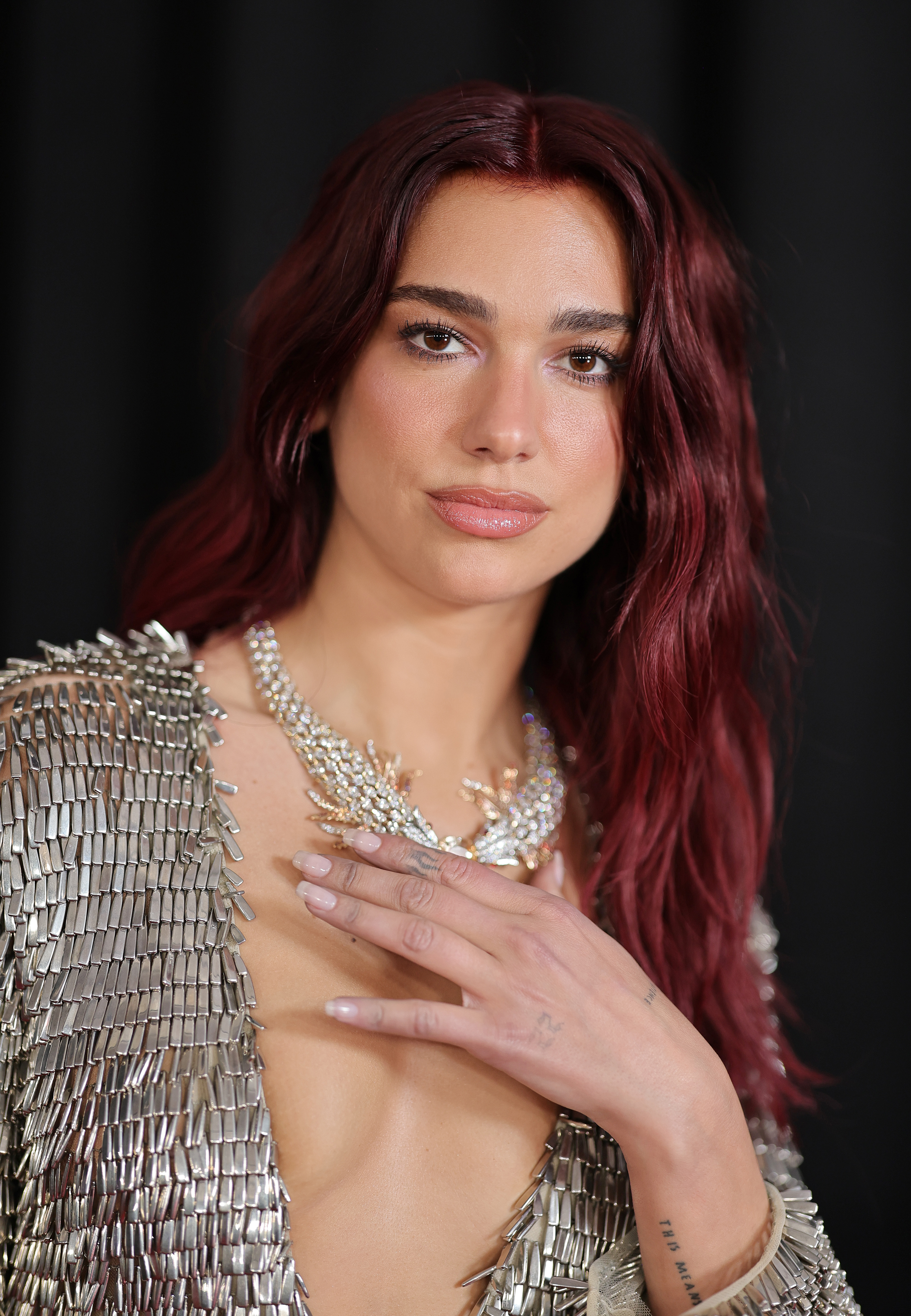 66th GRAMMY Awards – Red Carpet Unhas da Dua Lipa no Grammy 2024