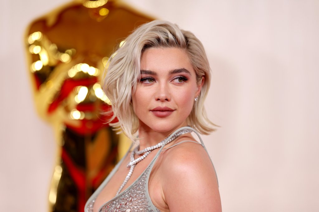 Alça ‘flutuante’ aparece nos looks de Florence Pugh e Emily Blunt no Oscar