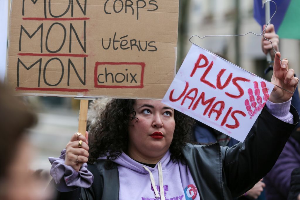 França é o 1º país a incluir o direito ao aborto legal na Constituição