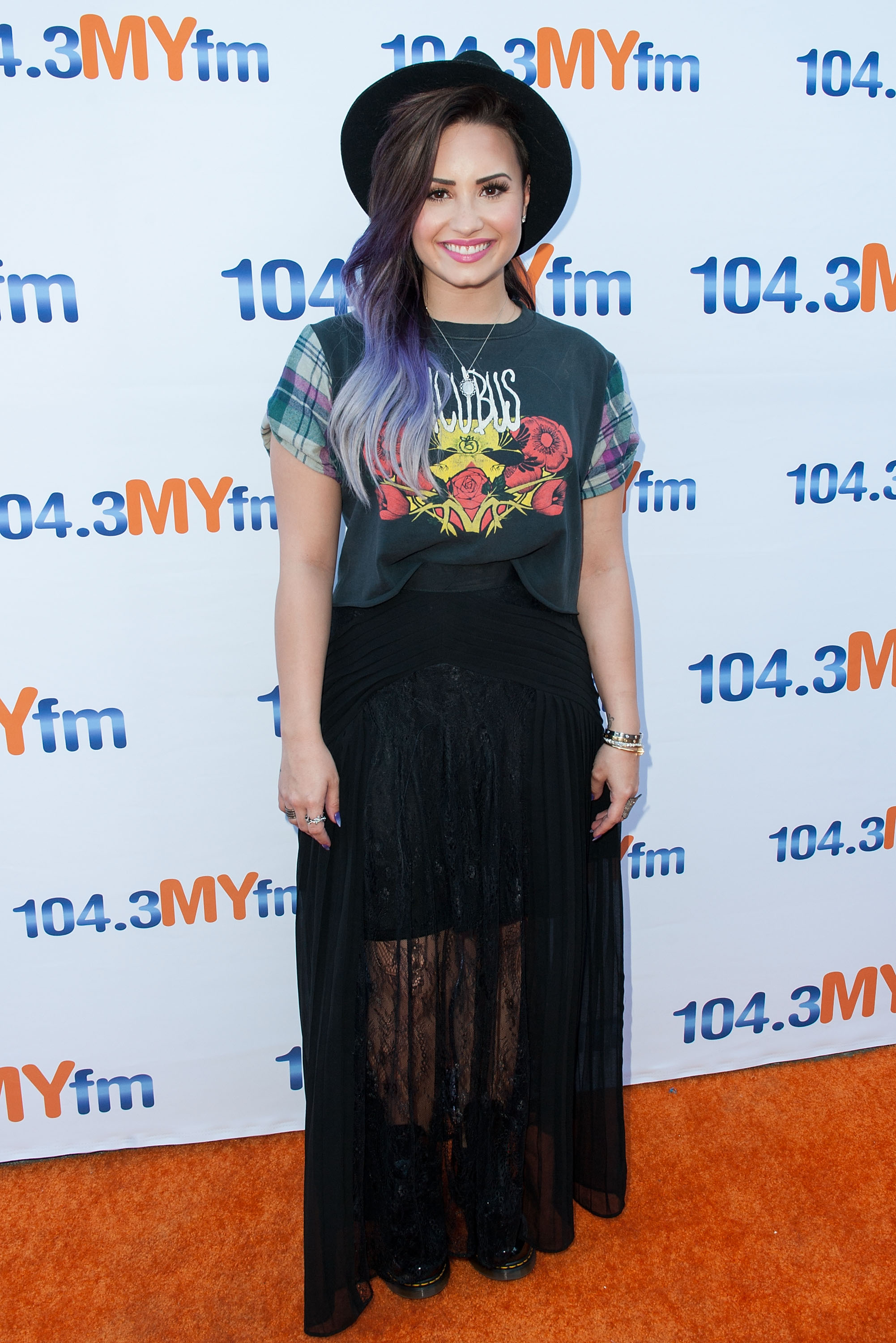 104.3 MY FM Presents My Big Night Out Look da Demi Lovato em 2014 com camiseta, saia preta, coturno e chapéu