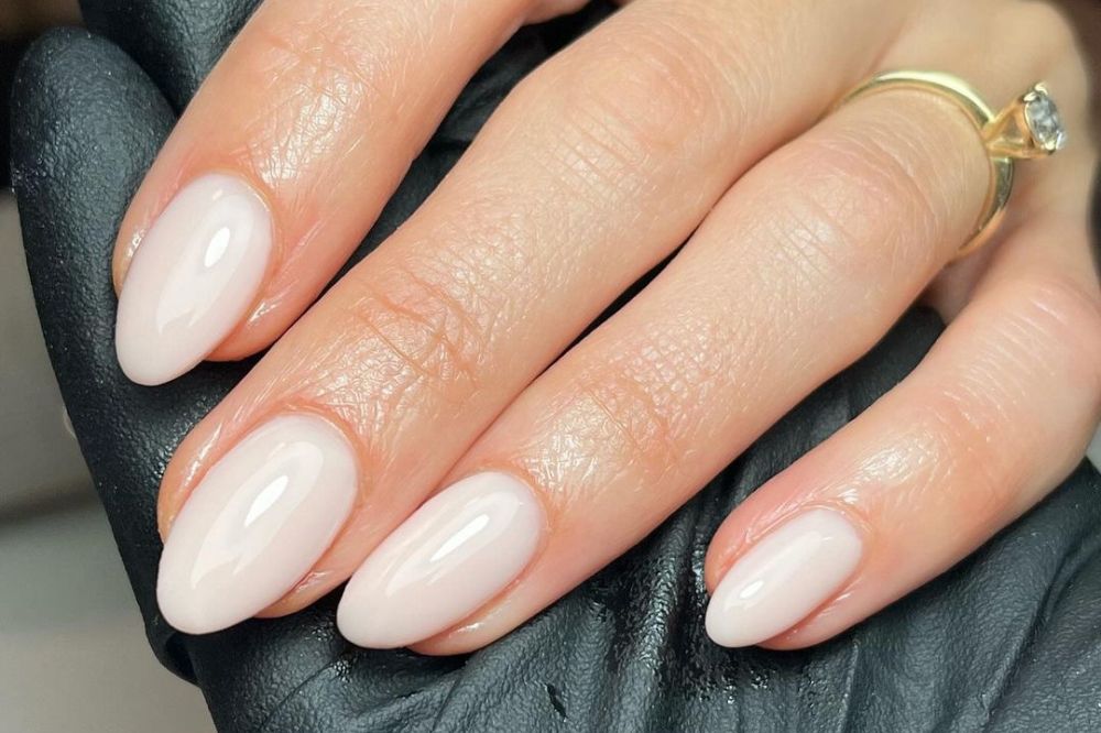 ‘Milky nails’ são a tendência ideal para quem gosta de unhas minimalistas