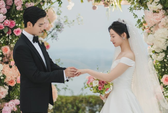 Rainha das Lágrimas Os atores Kim Soo-hyun e Kim Ji-Won em cena de Rainha das Lágrimas.