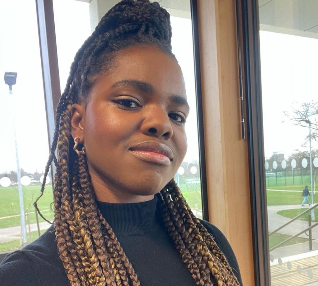Atriz que será Julieta em peça com Tom Holland é alvo de racismo