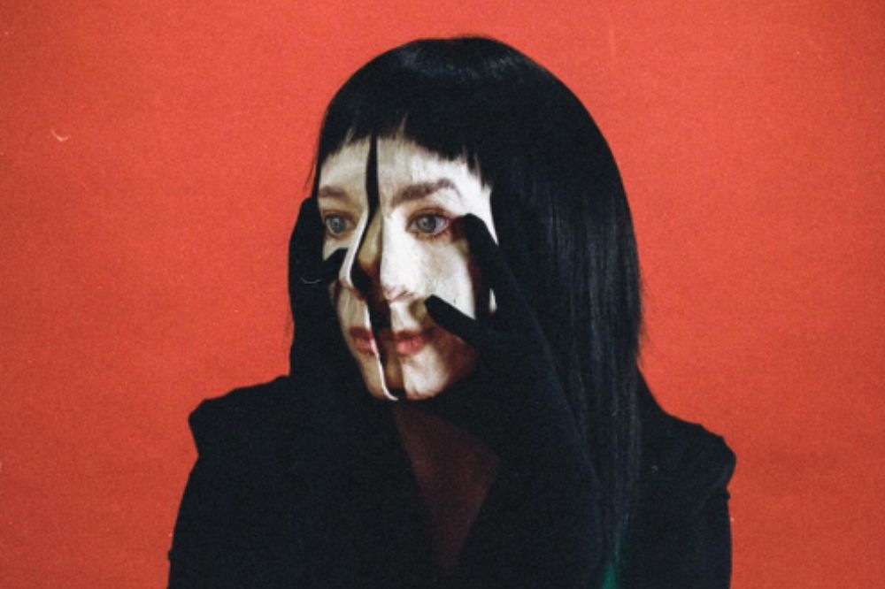 Allie X evoca o New wave e o Pop-punk dos anos 80 em ‘Girl With No Face’