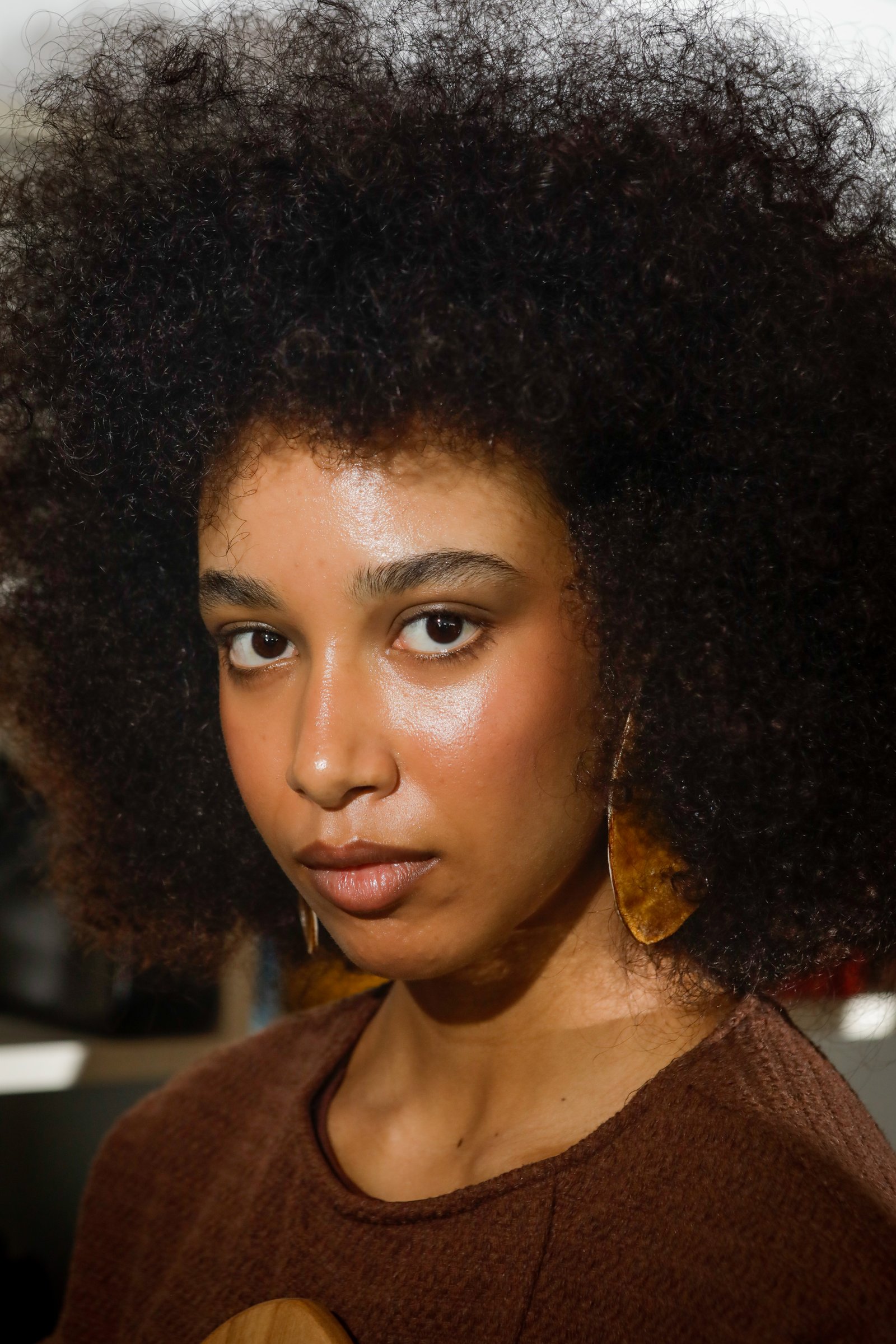 FauveSPFW N57 (1) Imagem de uma modelo negra com a pele quase sem maquiagem.