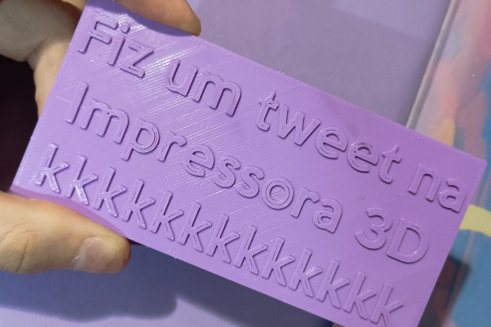 Nova trend cria tweets físicos em etiquetas de mercado e peças de crochê