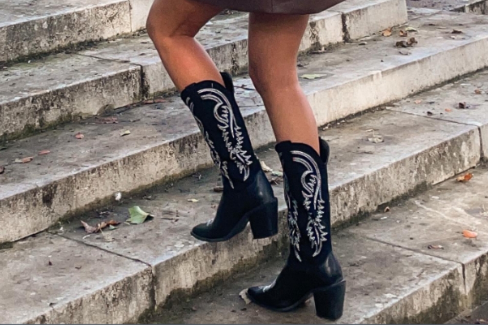 12 botas country para montar look na estética cowboycore no outono-inverno