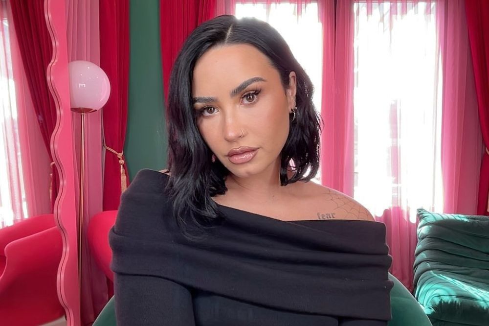 Demi Lovato posta foto sem maquiagem e mostra pele brilhante