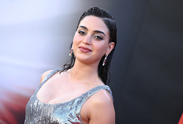 Melisssa Barrera na première do filme 'Abigail', em Los Angeles; ela está posando para foto sorrindo levemente