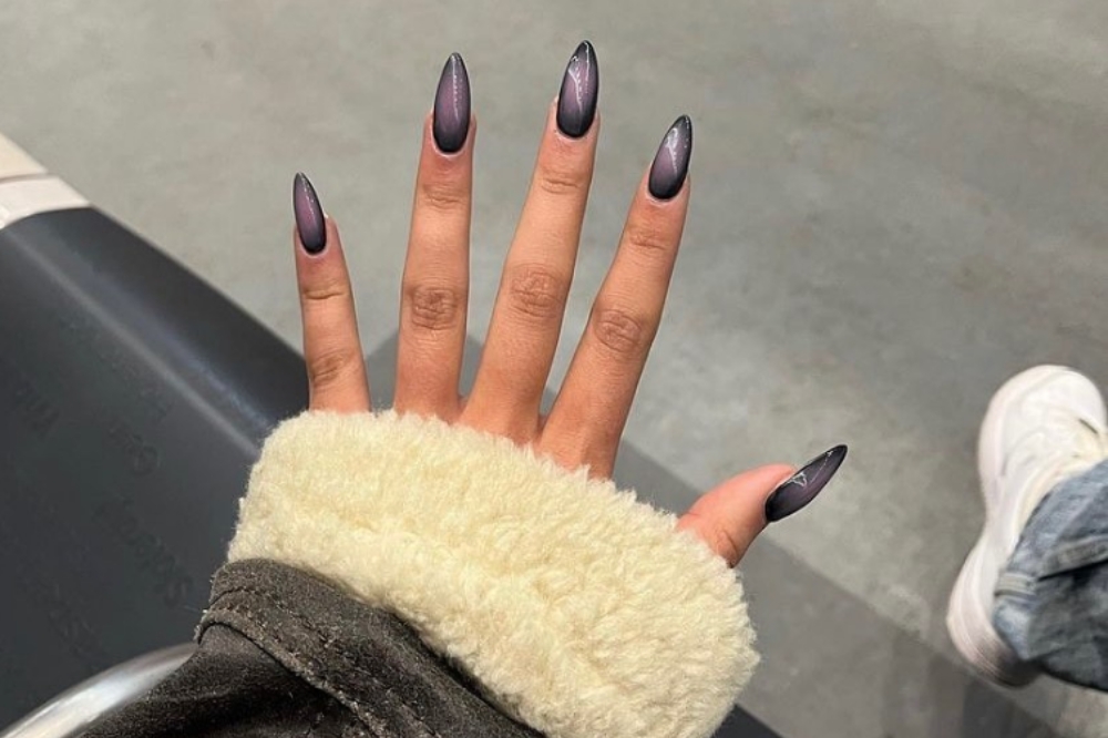 20 ideias de unhas com desenho de ‘aura’ para compor um visual dark