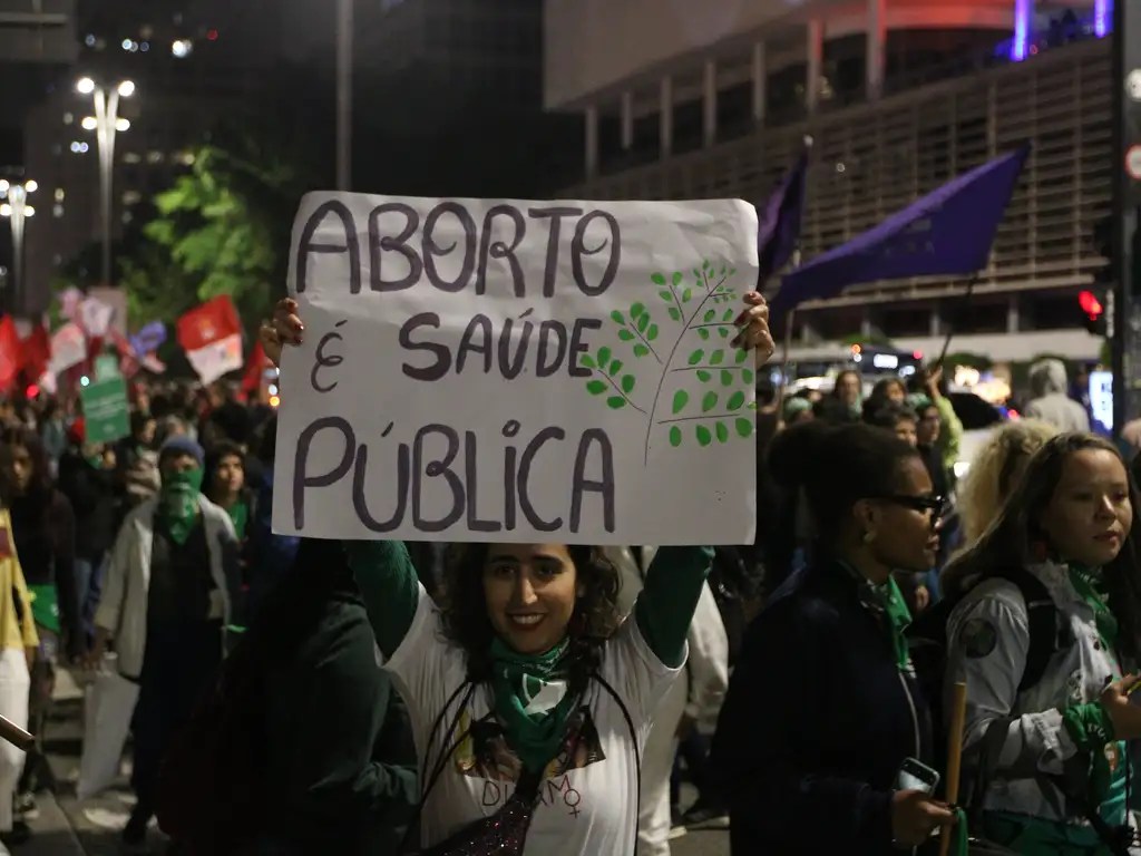 Justiça derruba norma que impedia acesso ao aborto por vítimas de estupro