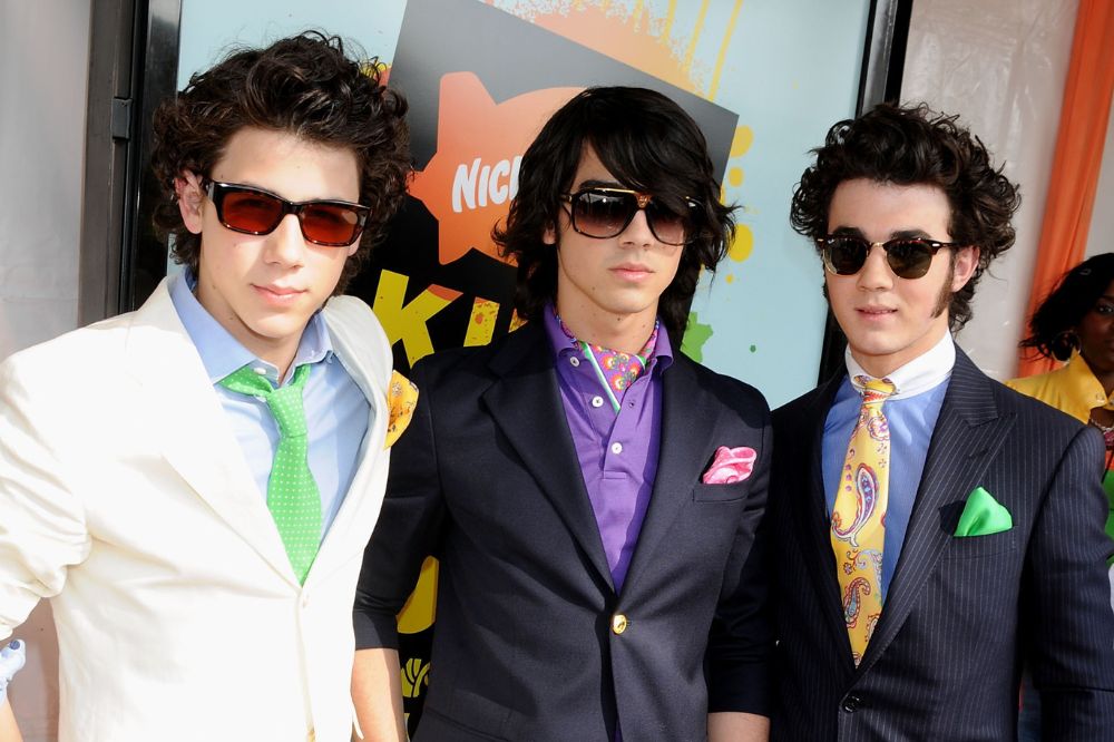 13 looks icônicos dos Jonas Brothers em tapetes vermelhos nos anos 2000