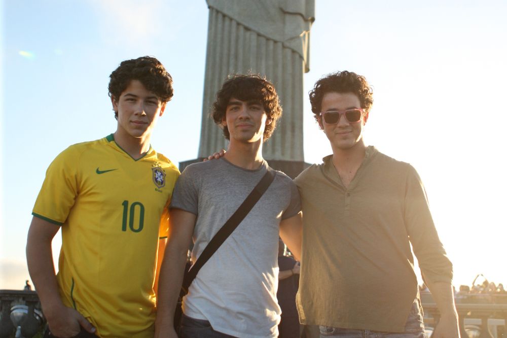 Relembre momentos icônicos dos Jonas Brothers no Brasil