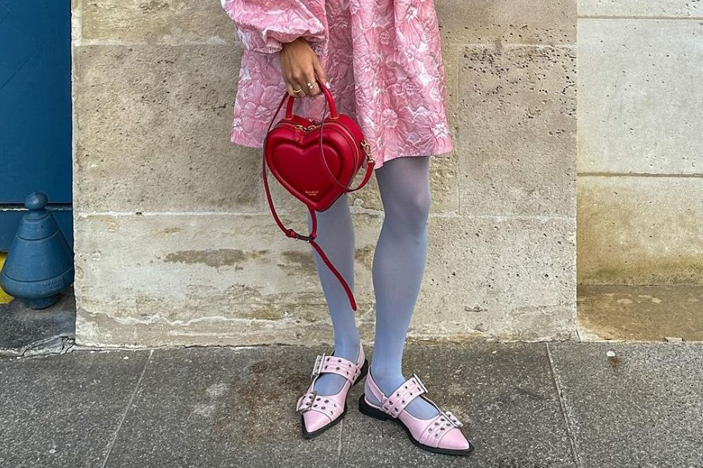 Meia-calça azul, sapatilha e vestido rosa e bolsa vermelha de coração