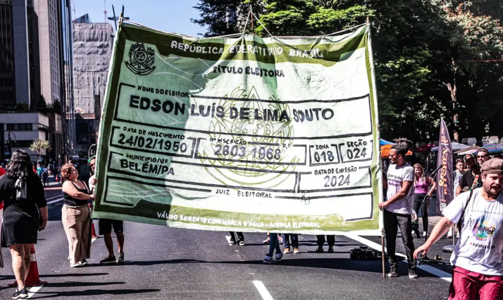 Título de eleitor ‘gigante’ invade ruas de SP para incentivar o voto jovem