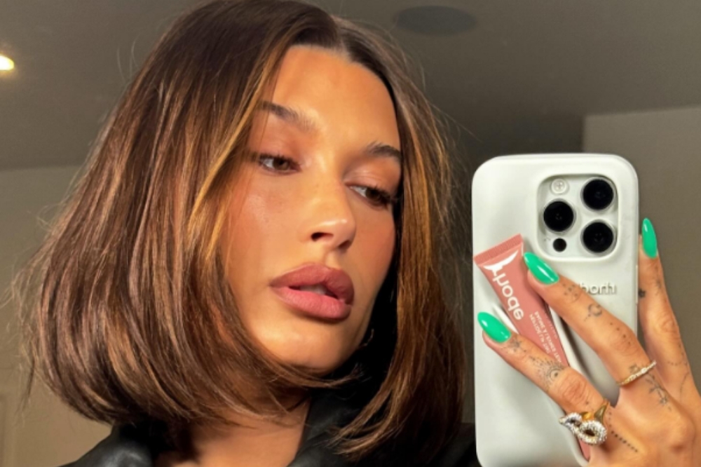 Hailey Bieber aposta em esmalte verde com efeito que brilha no escuro