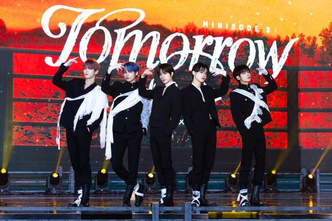 단체 TXT minisode 3 TOMORROW MEDIA SHOWCASE (3) TXT performando o single Deja Vu na coletiva de imprensa.