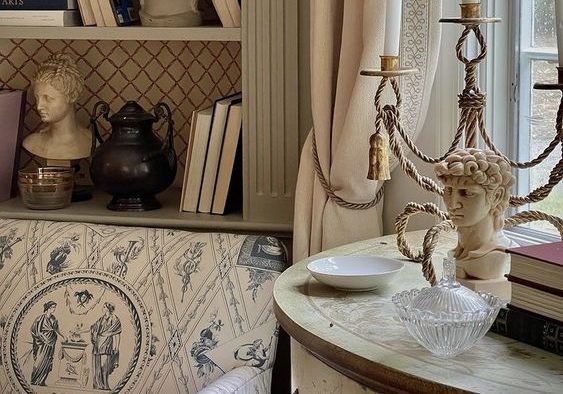 Ideias de decoração inspiradas em Bridgerton para criar um quarto vintage