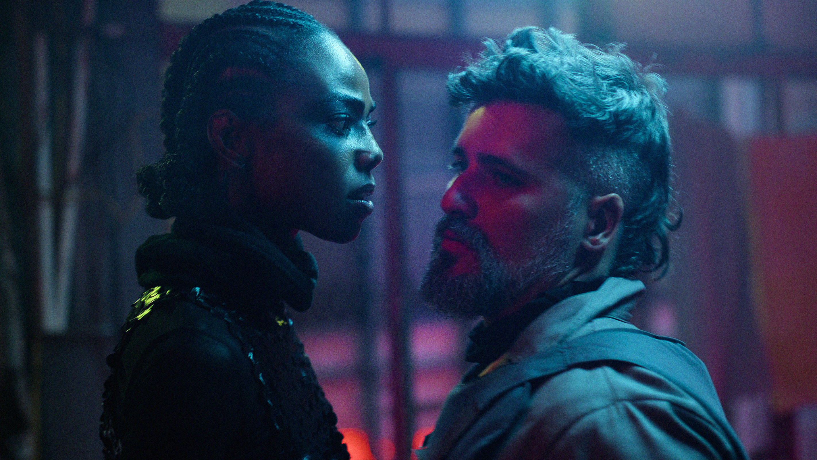 Bionic_n_00_48_08_12_R.jpg,Bionic_n_00_48_08_12_R Jessica Córes como Maria e Bruno Gagliasso como Heitor em Biônicos; ele estão em cena com expressões de choque e raiva