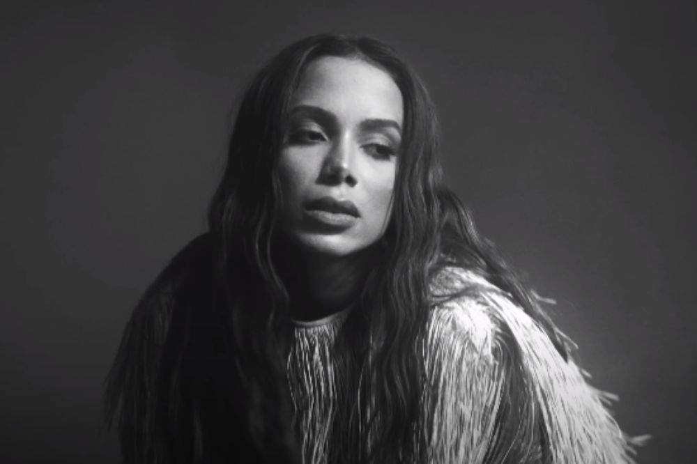 Anitta rebate ataques de intolerância religiosa após lançamento de clipe