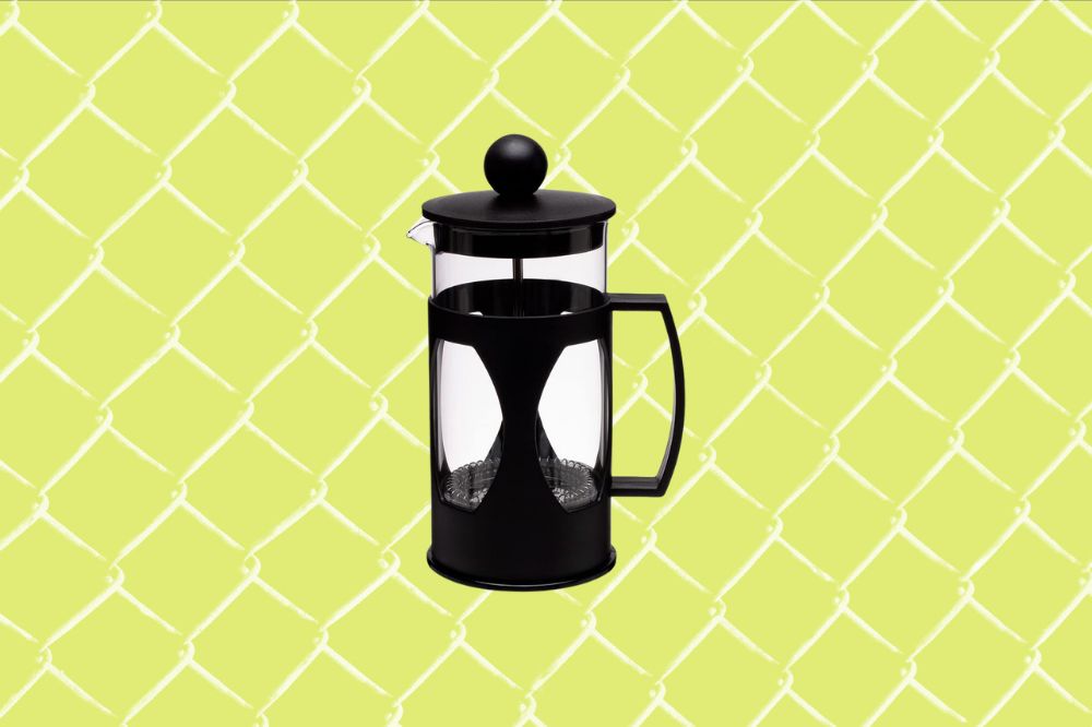 Imagem de itens de café da manhã em um fundo amarelo esverdeado claro.
