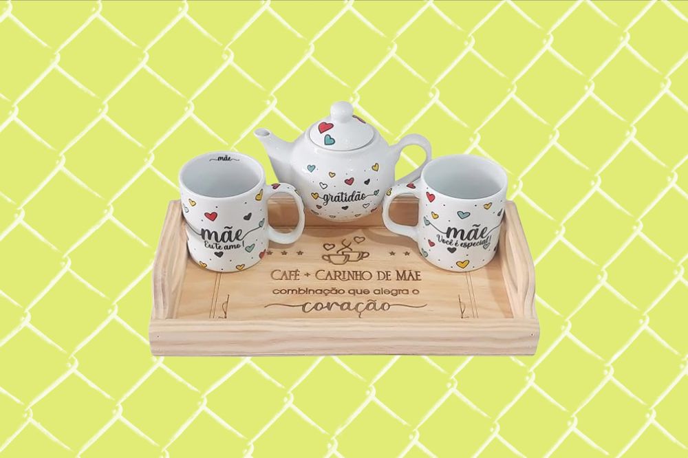 Imagem de itens de café da manhã em um fundo amarelo esverdeado claro.