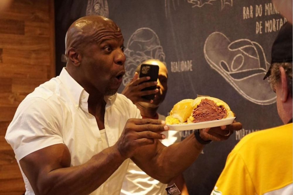 Terry Crews está no Brasil e comeu até sanduíche no Mercadão de SP