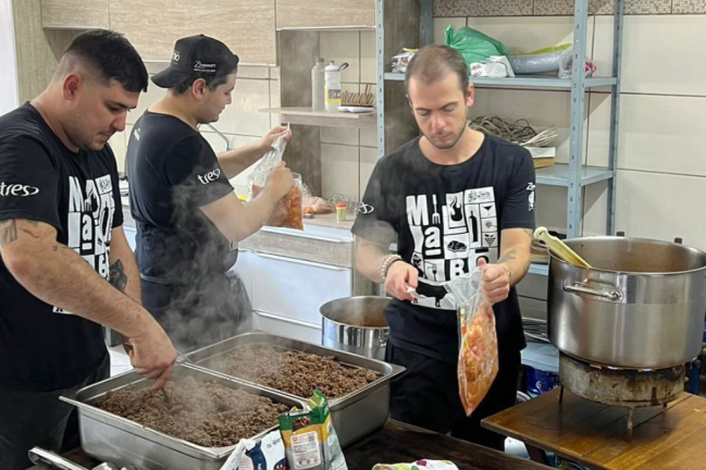 Grupo de voluntários de restaurante de Gramado se unem para produzir marmitas no RS Grupo de voluntários de restaurante de Gramado se unem para produzir marmitas no RS