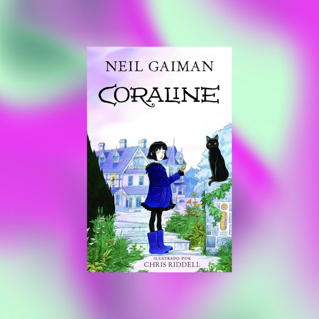 Capa do livro Coraline com ilustração de menina, gato e casas com árvores na rua; o fundo é uma textura em degradê nas cores lilás, verde e azul