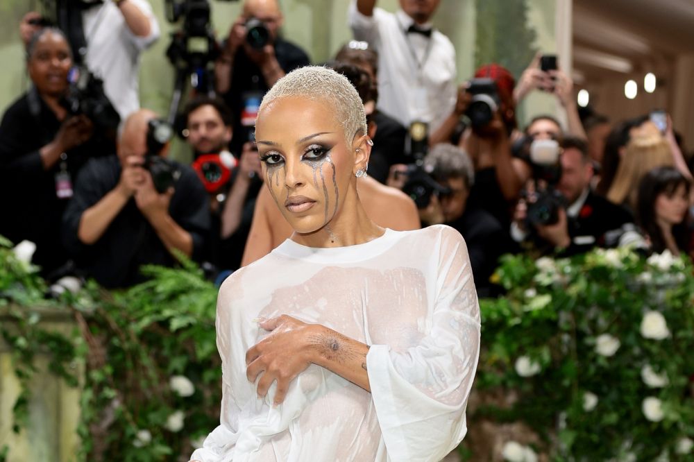 Doja Cat aposta em vestido com efeito molhado no Met Gala 2024