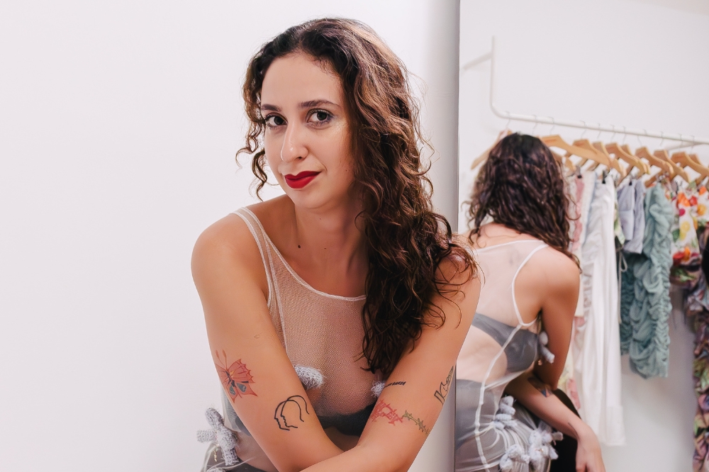 MNISIS busca inspiração nostálgica no inconsciente de meninas adolescentes