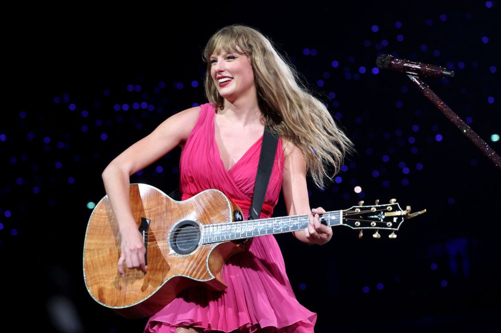 Taylor Swift usa vestido de crochê no estilo boho dos anos 70