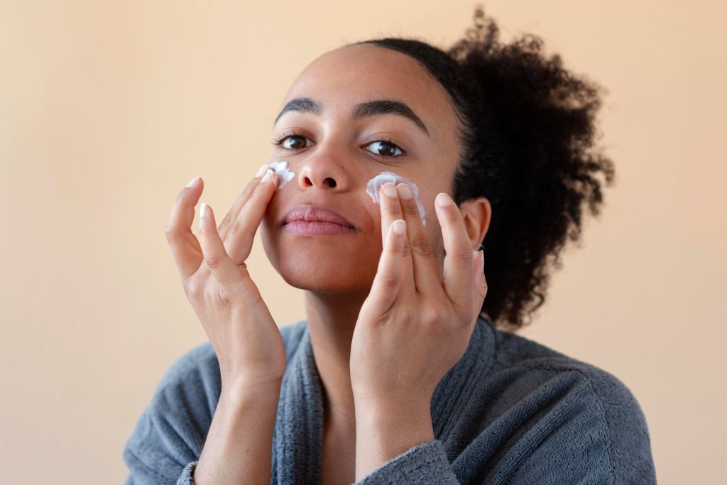 Mulher aplicando hidratante facial