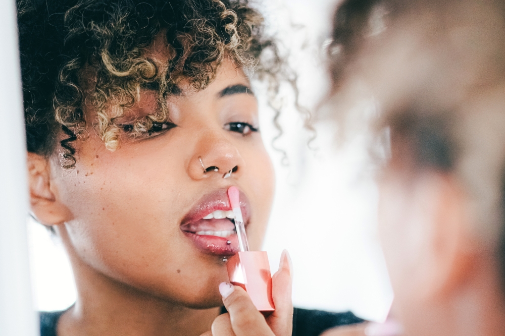 Lip oil: tudo sobre o produto que nutre e dá brilho suave aos lábios