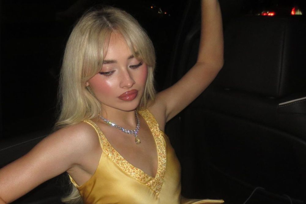 Sabrina Carpenter usa versão de vestido icônico de filme dos anos 2000