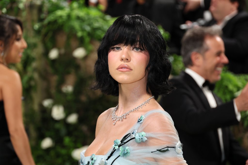 Sydney Sweeney aparece de cabelo preto para o Met Gala 2024