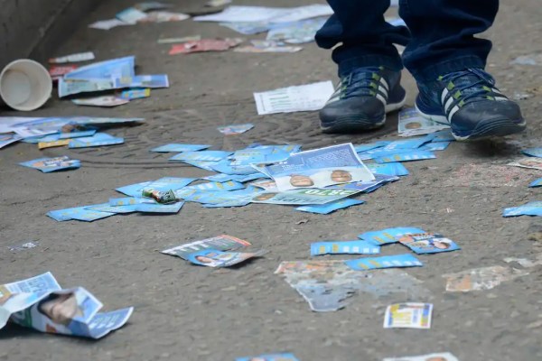 santinho no chão meio ambiente