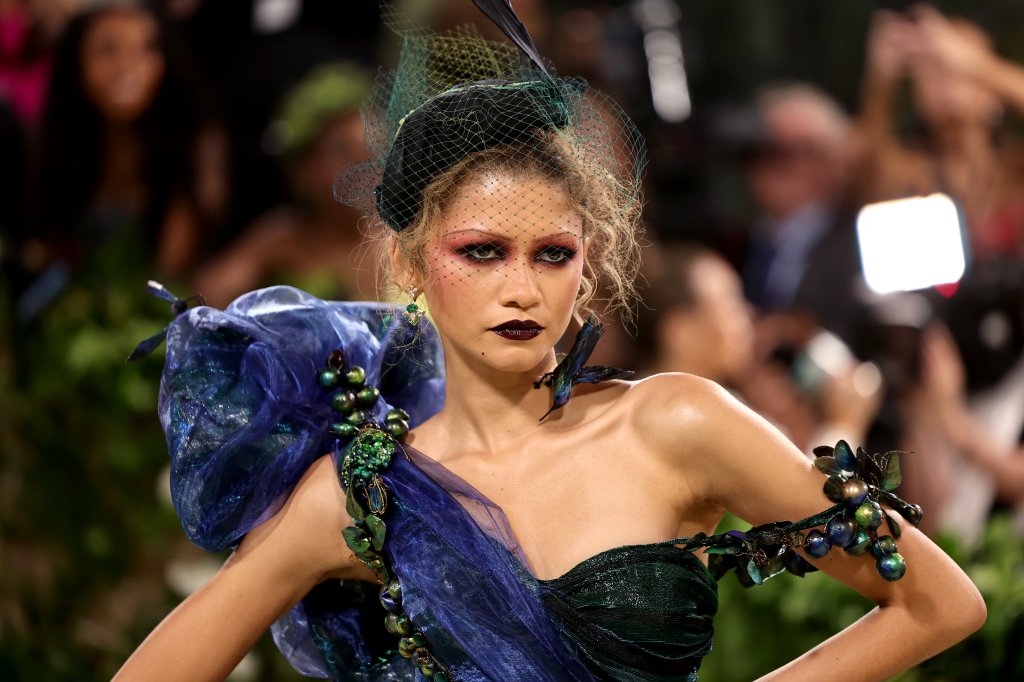 Zendaya aposta em look dramático no Met Gala com vestido feito sob medida