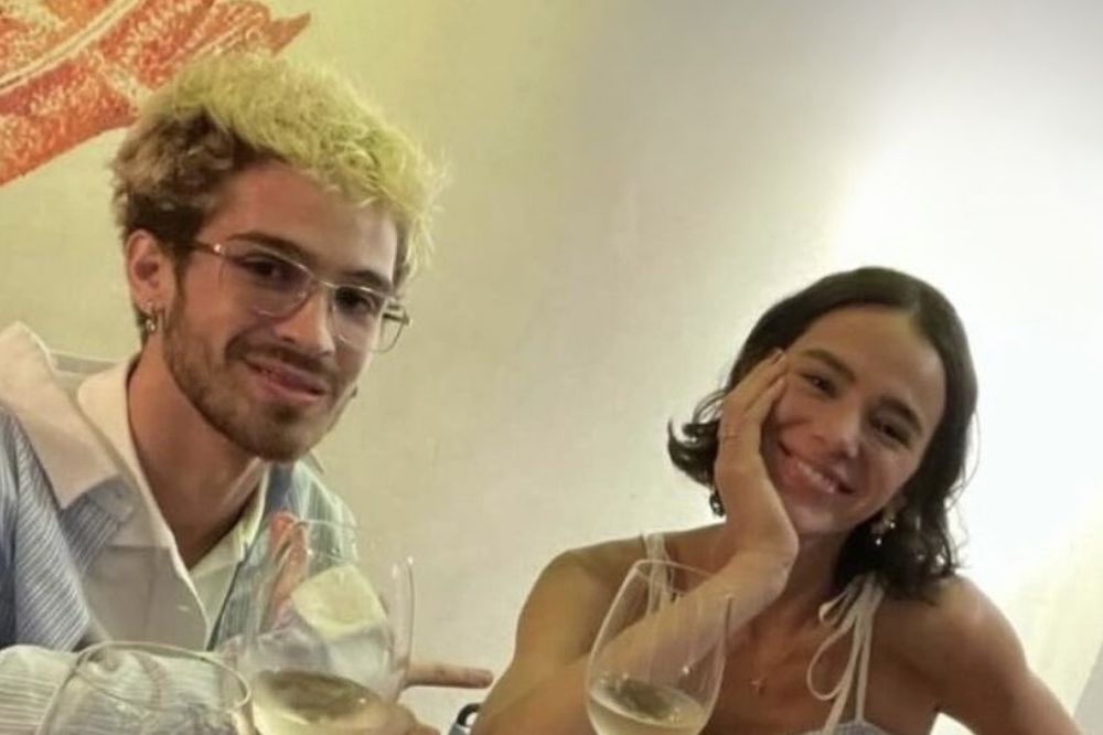 Bruna Marquezine e João Guilherme são vistos aos beijos em aeroporto do RJ