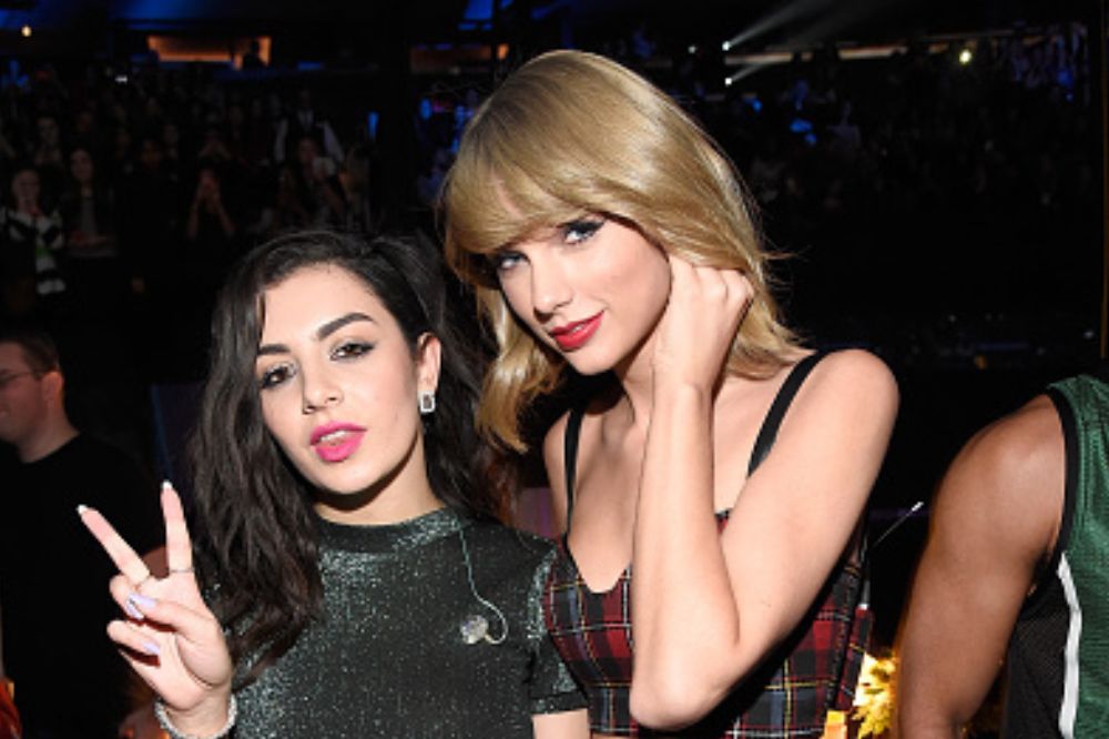 O recado de Charli XCX sobre seus fãs quererem ‘matar Taylor Swift’