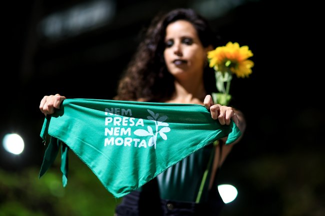 aborto legal protesto Uma ativista pelo direito ao aborto segura um lenço durante uma manifestação a favor da descriminalização do aborto no Dia Internacional do Aborto Seguro, em 28 de setembro de 2023, no Rio de Janeiro