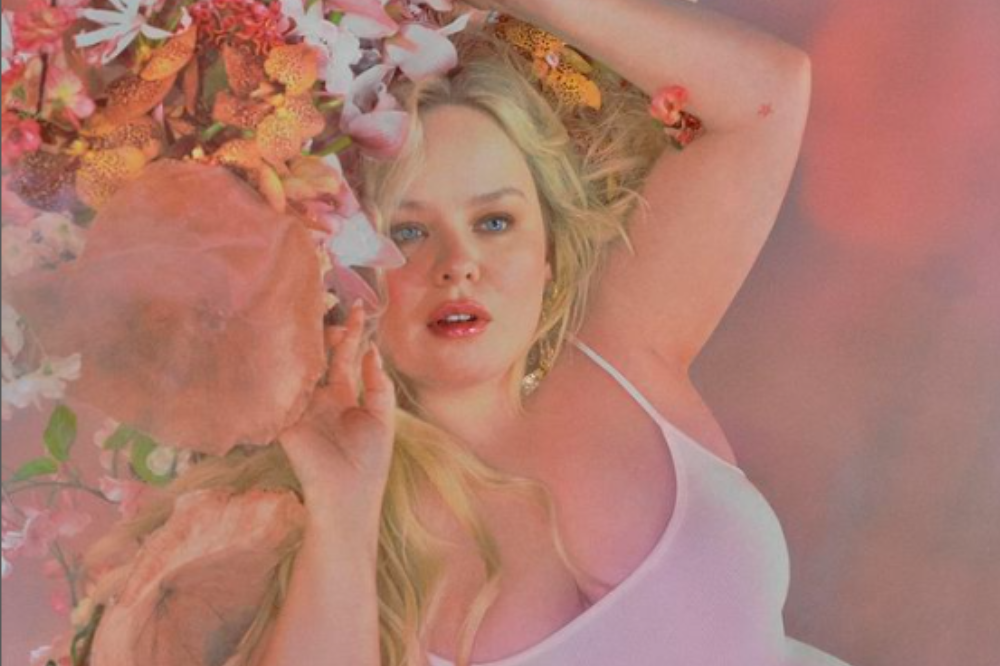 Nicola Coughlan é uma deusa romântica em campanha para a SKIMS