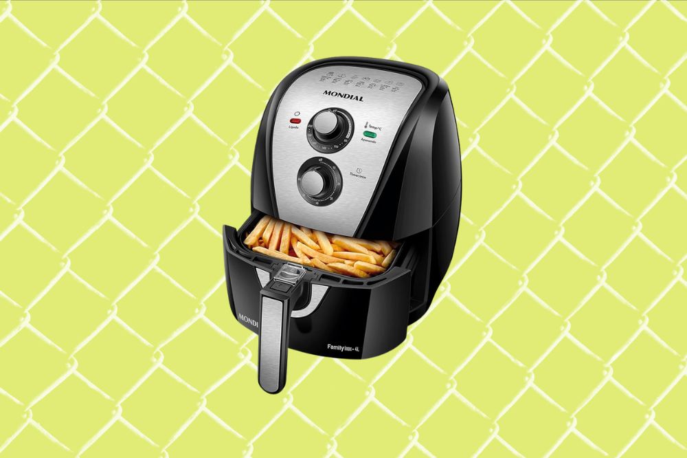 Imagem de uma air fryer preta aberta com batata frita dentro, em um fundo amarelo.